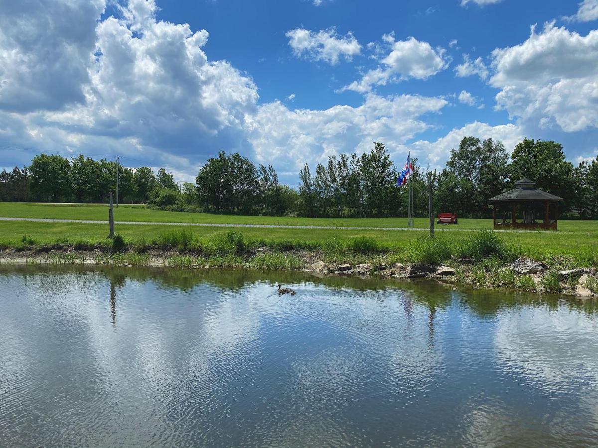 Domaine Steinbach Cidrerie B&B Distillerie Saint-Pierre-de-l'Ile-d'Orleans Exterior photo